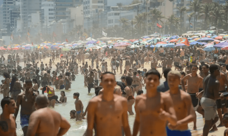 Praia lotada no Rio de Janeiro