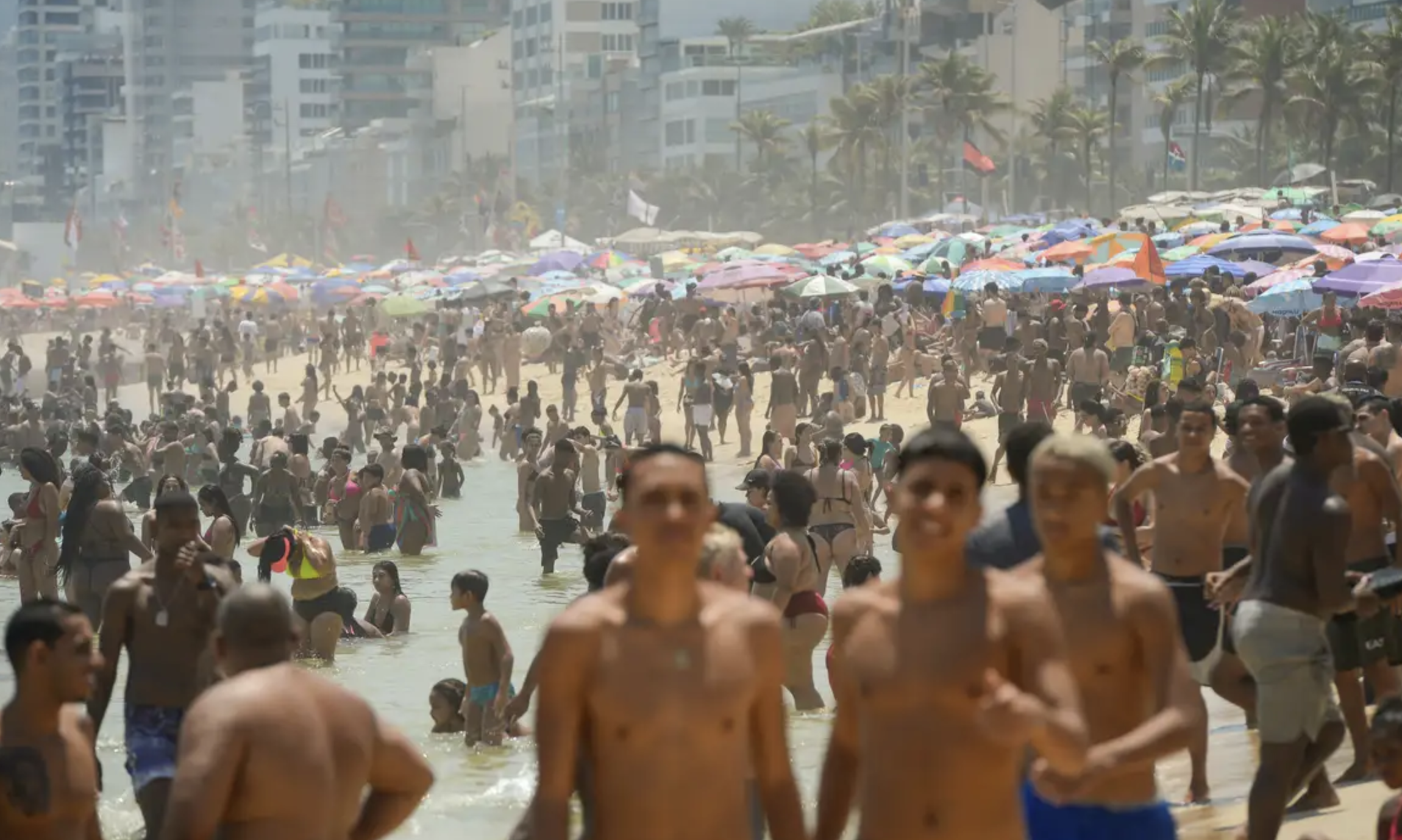 Praia lotada no Rio de Janeiro