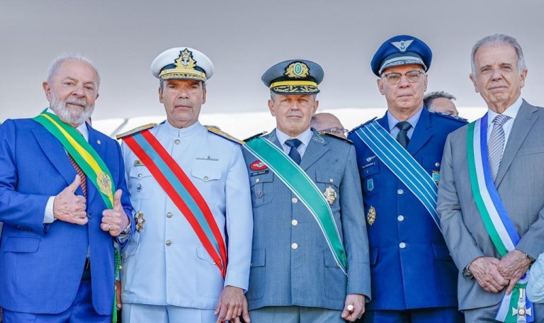 Lula, ministro da Defesa, José Múcio, comandantes do Exército, Tomás Ribeiro Paiva; da Aeronáutica, Marcelo Kanitz Damasceno; e da Marinha, Marcos Sampaio Olsen
