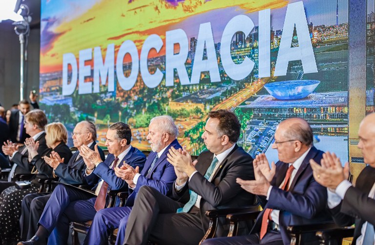 Luiz Inácio Lula da Silva junto com outras lideranças