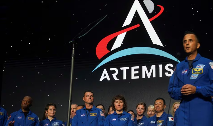 O astronauta da NASA Joseph M. Acaba fala em um evento da NASA durante o qual a tripulação da missão espacial Artemis II à Lua e de volta é anunciada em Houston, Texas, EUA, 3 de abril de 2023