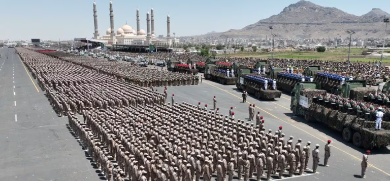 Desfile militar realizado pelos Houthis marca o aniversário de sua tomada de poder em Sanaa, Iêmen, 21 de setembro de 2023