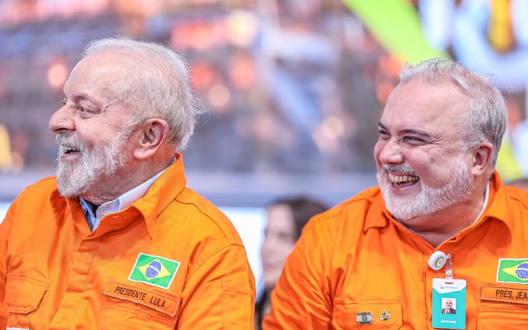 Os presidentes da República, Luiz Inácio Lula da Silva (à esq.), e da Petrobrás, Jean Paul Prates, em anúncio de retomada das obras da Refinaria Abreu e Lima, na Região Metropolitana do Recife