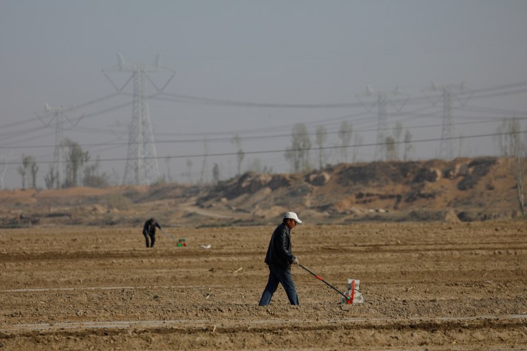 Agricultores semeiam milho em Wuwei, China