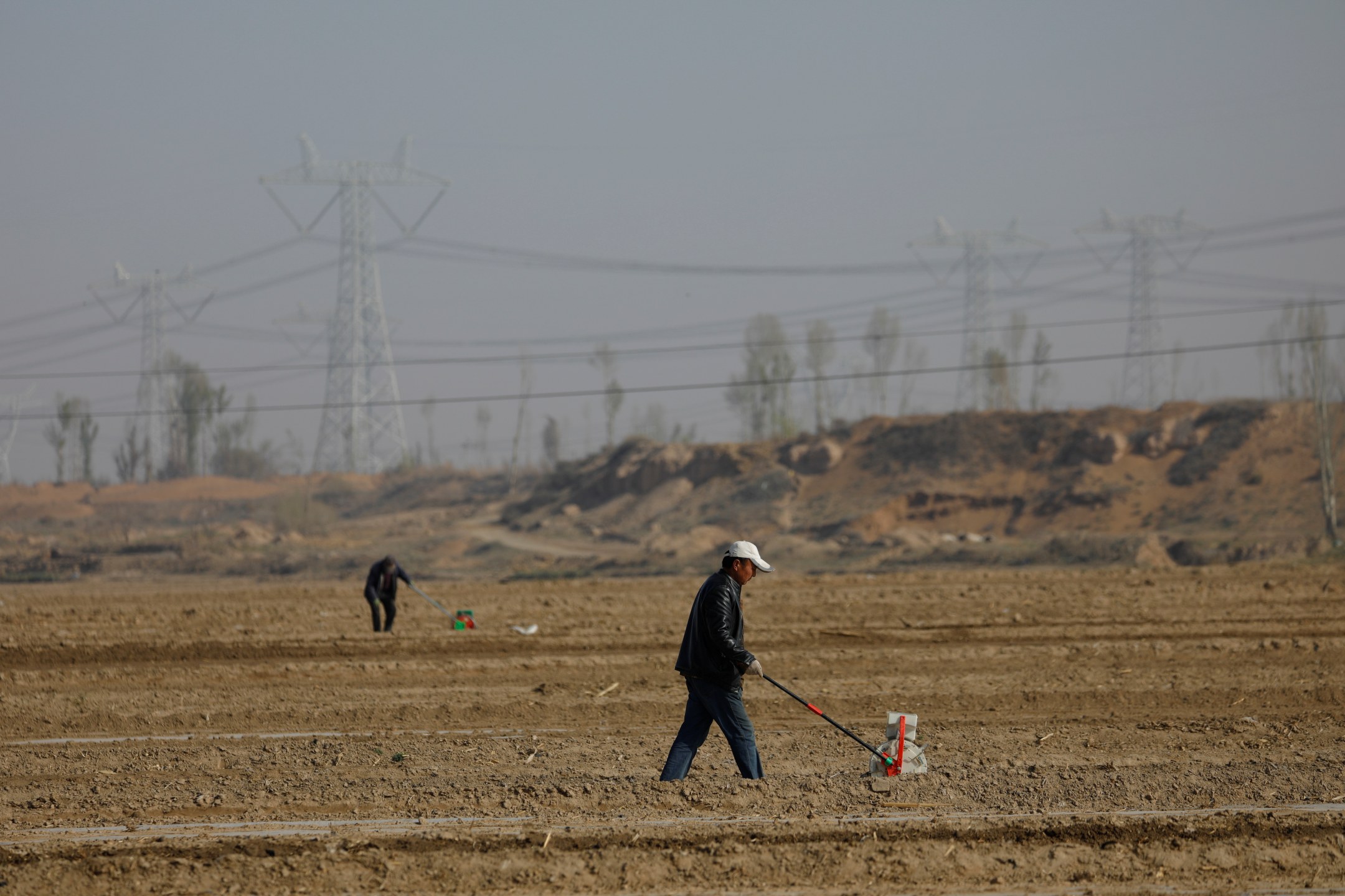 Agricultores semeiam milho em Wuwei, China