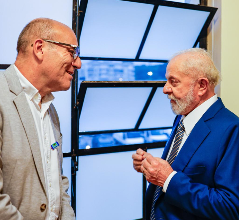 O presidente Lula conversa com o jornalista Leonardo Attuch, editor do Brasil 247