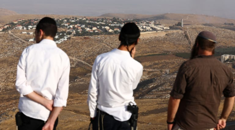 Colonos judeus observam assentamento de Kokhav Hashahar, na Cisjordânia ocupada, durante uma missão de reconhecimento para encontrar novos topos de colinas para colonizar, 6 de novembro de 2022