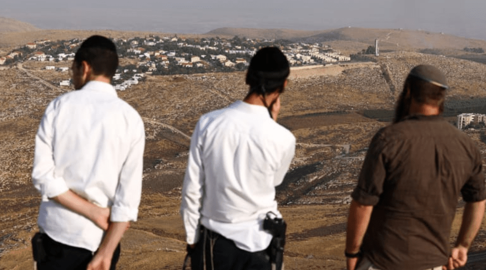 Colonos judeus observam assentamento de Kokhav Hashahar, na Cisjordânia ocupada, durante uma missão de reconhecimento para encontrar novos topos de colinas para colonizar, 6 de novembro de 2022
