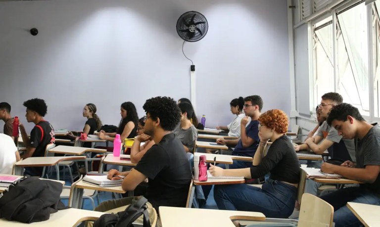 Pessoas em prova de concurso