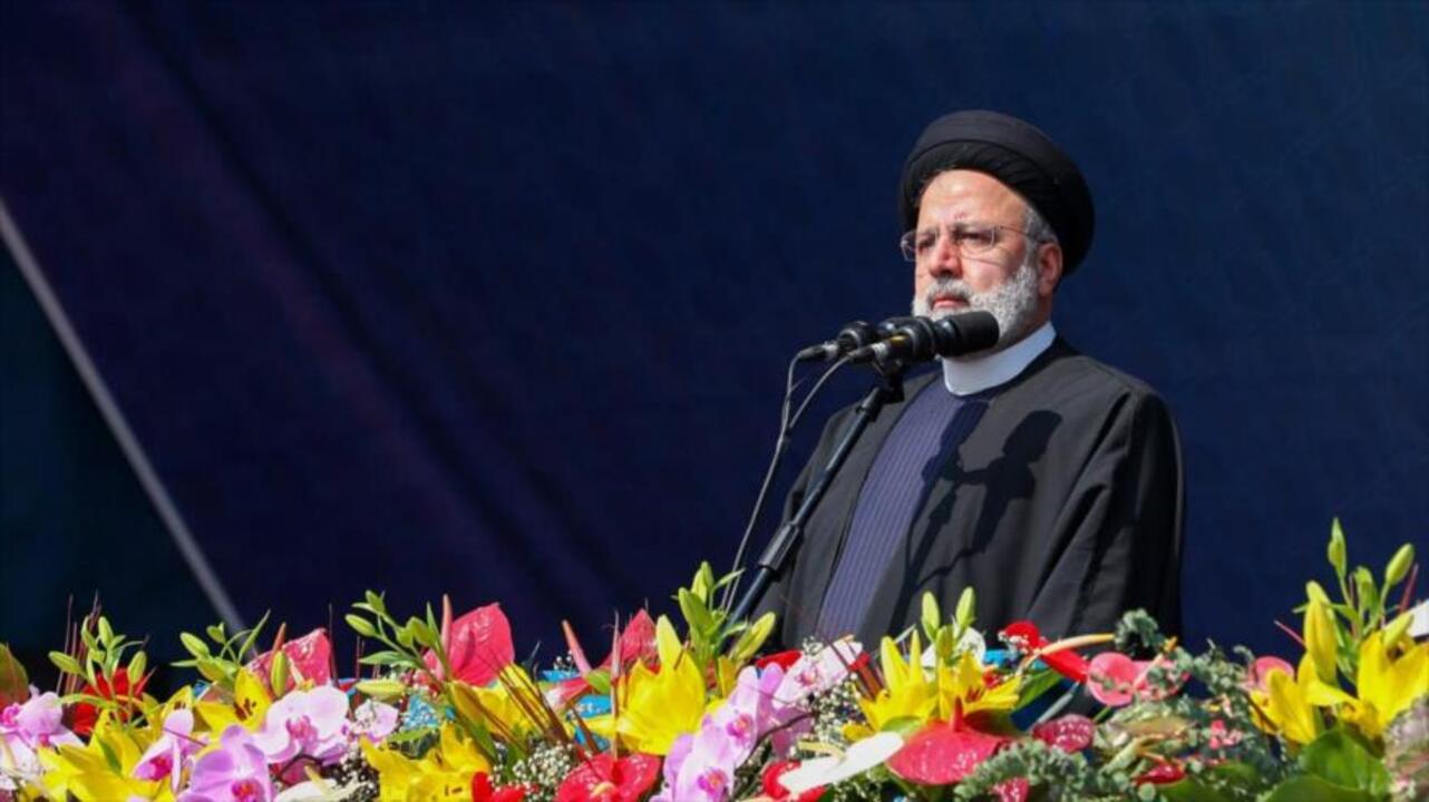 O presidente iraniano, Ebrahim Raisi, fala em comício comemorativo do 45º aniversário da revolução