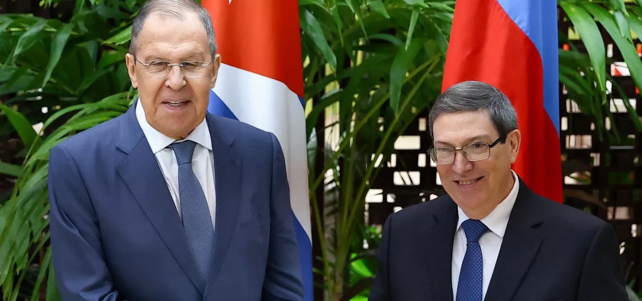 O ministro das Relações Exteriores da Rússia, Sergei Lavrov (à esquerda), durante as negociações com o ministro das Relações Exteriores de Cuba, Bruno Rodríguez Parrilla (à direita), em Havana.