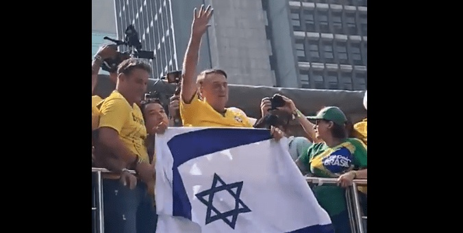 Jair Bolsonaro segura bandeira de Israel durante ato na Avenida Paulista, em São Paulo (SP) 25/02/2024