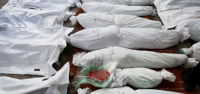 Corpos de palestinos mortos em ataques israelenses