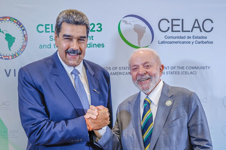 Lula e Maduro se cumprimentam durante reunião da Celac