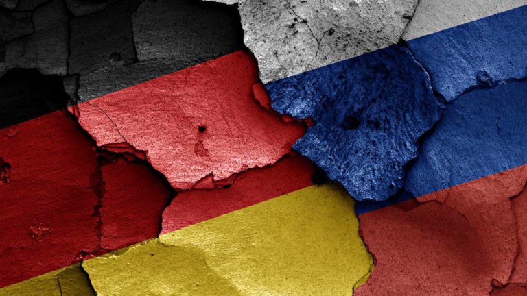 Bandeiras da Alemanha (à esq.) e da Rússia