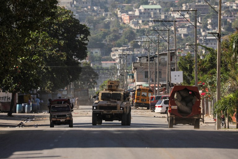 Veículo armado perto da Penitenciária Nacional após embates violentos na capital que levaram a uma fuga da principal penitenciária em Port-au-Prince, Haiti 
03/03/2024
