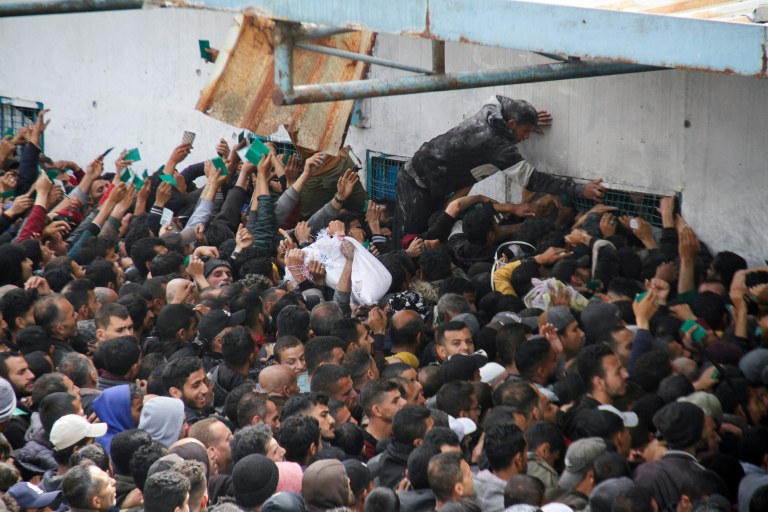 Palestinos se reúnem para buscar ajuda na Cidade de Gaza
