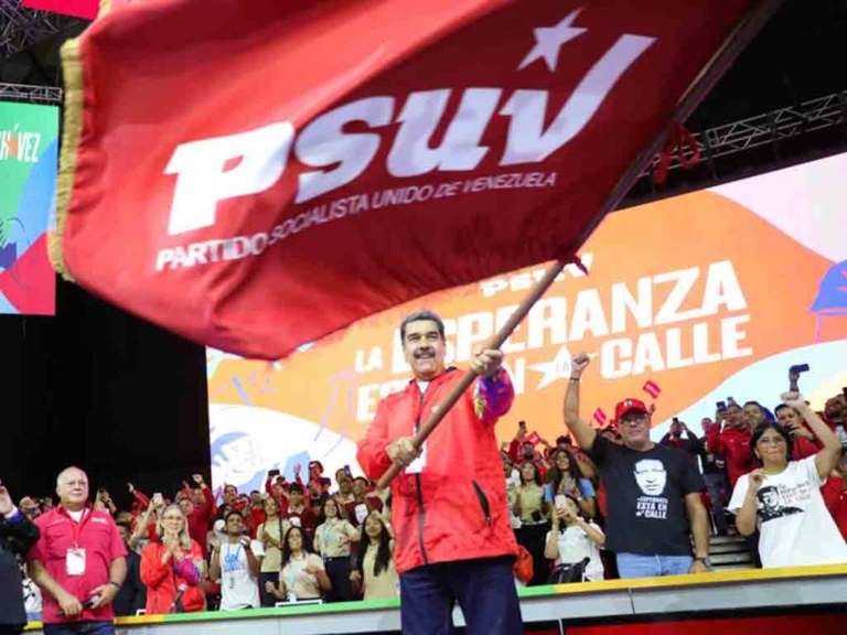 Maduro desfralda a bandeira do PSUV no lançamento de sua candidatura à reeleição