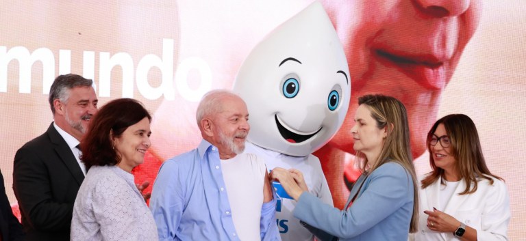 Lula tomando vacina em Brasília