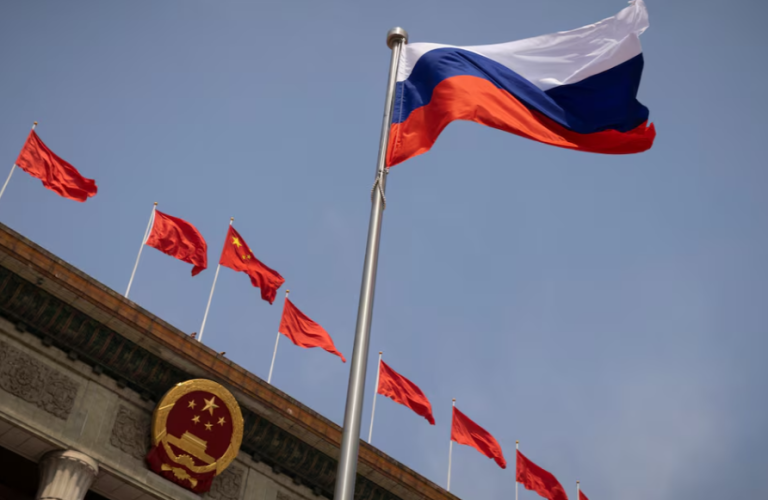 A bandeira nacional russa hasteada em frente ao Grande Salão do Povo antes de uma cerimônia de boas-vindas ao primeiro-ministro russo, Mikhail Mishustin, em Pequim, China, 24 de maio de 2023