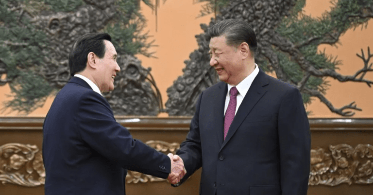O presidente Xi Jinping cumprimenta o ex-presidente taiwanês Ma Ying-jeou antes de suas negociações em Pequim na quarta-feira, quase nove anos depois de os dois se reunirem para uma cúpula histórica em Cingapura