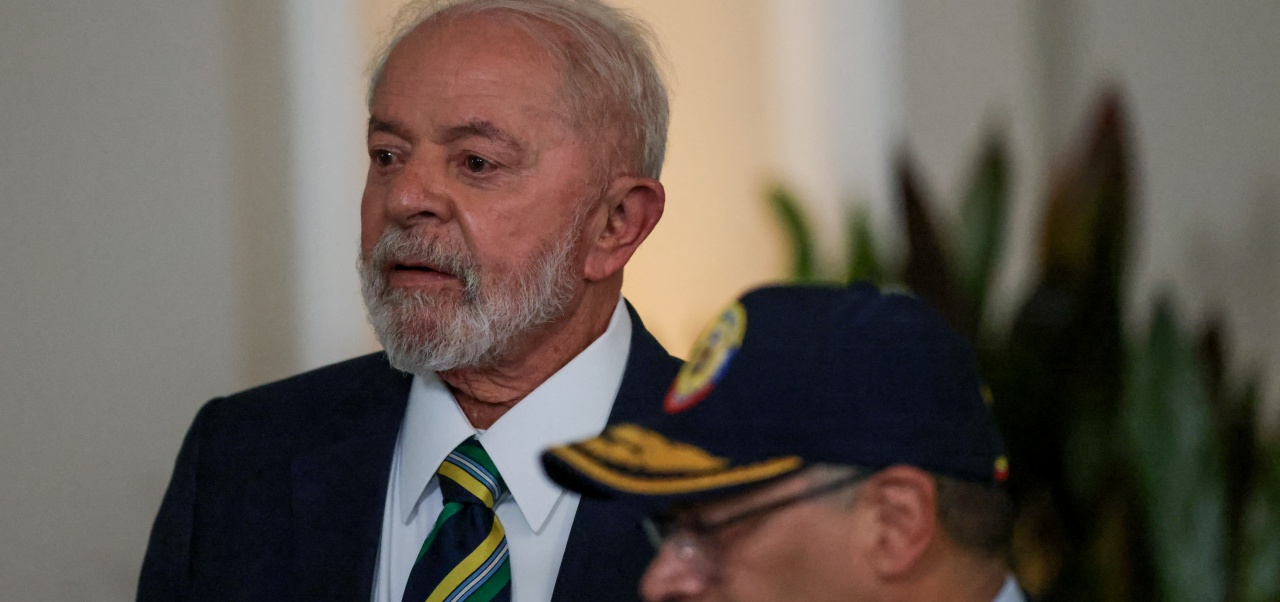O presidente do Brasil, Luiz Inácio Lula da Silva, ao lado do presidente da Colômbia, Gustavo Petro, em Bogotá, Colômbia