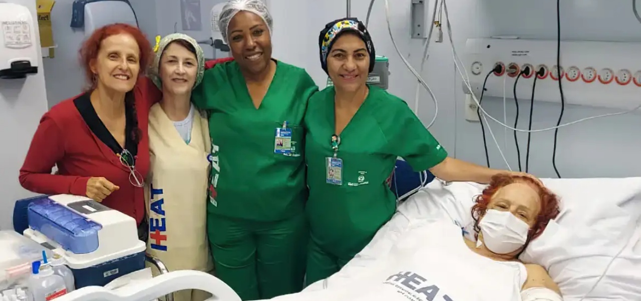 Escritora Roseana Murray, sua irmã Evelyn Kligermann e a equipe do Hospital Estadual Alberto Torres