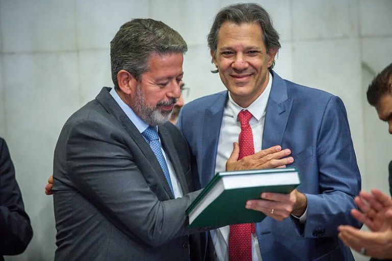Haddad foi pessoalmente entregar o projeto ao presidente da Câmara, Arthur Lira (PP-AL), em um gesto simbólico, após atritos entre o deputado e o governo