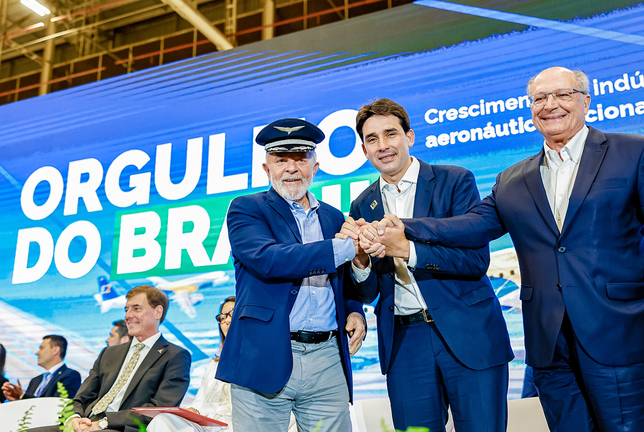Da esq. para a dir.: Lula (presidente da República), Silvio Costa Filho (ministro de Portos e Aeroportos) e Geraldo Alckmin (vice-presidente e ministro do Desenvolvimento, Indústria, Comércio e Serviços)