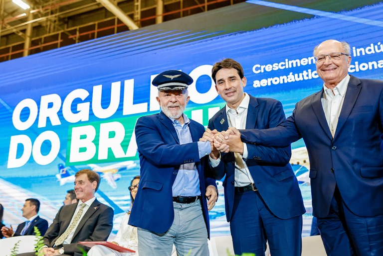 Da esq. para a dir.: Lula (presidente da República), Silvio Costa Filho (ministro de Portos e Aeroportos) e Geraldo Alckmin (vice-presidente e ministro do Desenvolvimento, Indústria, Comércio e Serviços)