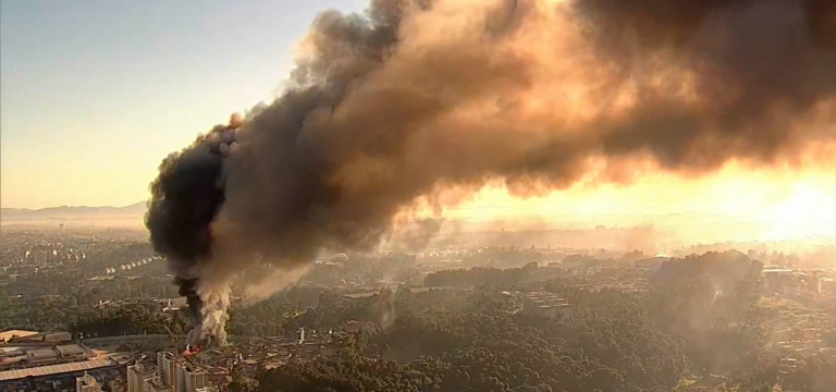 Incêndio em depósito de recicláveis na zona leste de São Paulo