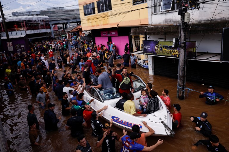 Pessoas são resgatadas de enchentes em Canoas, no Rio Grande do Sul 05/05/2024