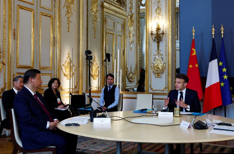 Xi Jinping e Emmanuel Macron em Paris