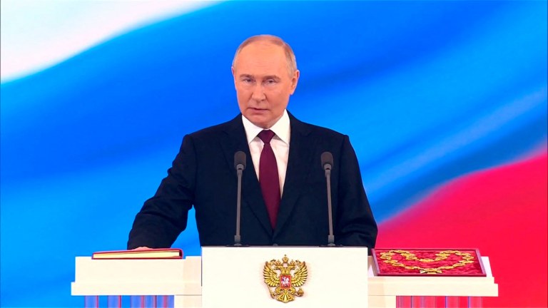 O presidente russo, Vladimir Putin, presta juramento durante uma cerimônia de inauguração no Kremlin, em Moscou, Rússia, em 7 de maio de 2024, nesta imagem tirada de um vídeo transmitido ao vivo