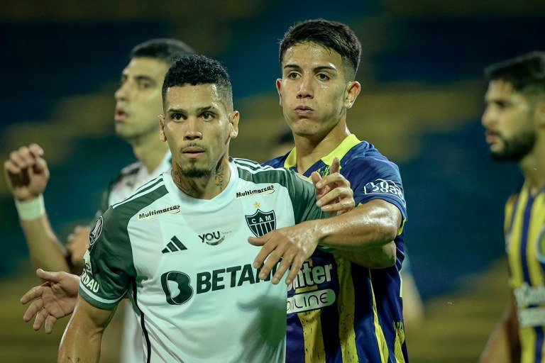 Jogador Paulinho em partida com o Rosario Central