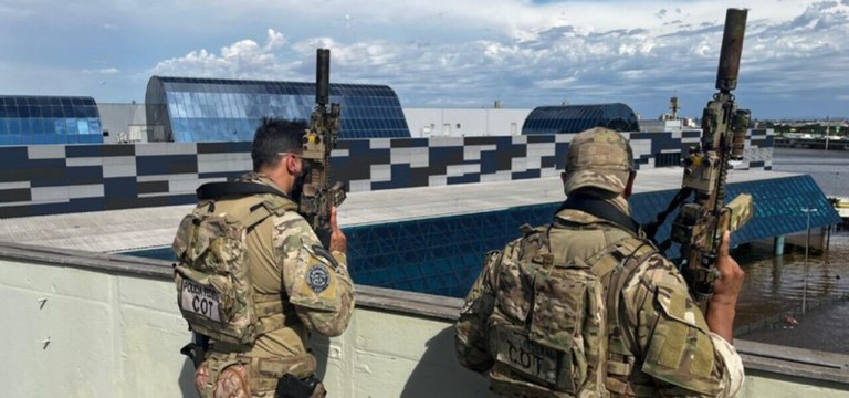 Agentes da Polícia Federal no Aeroporto de Porto Alegre