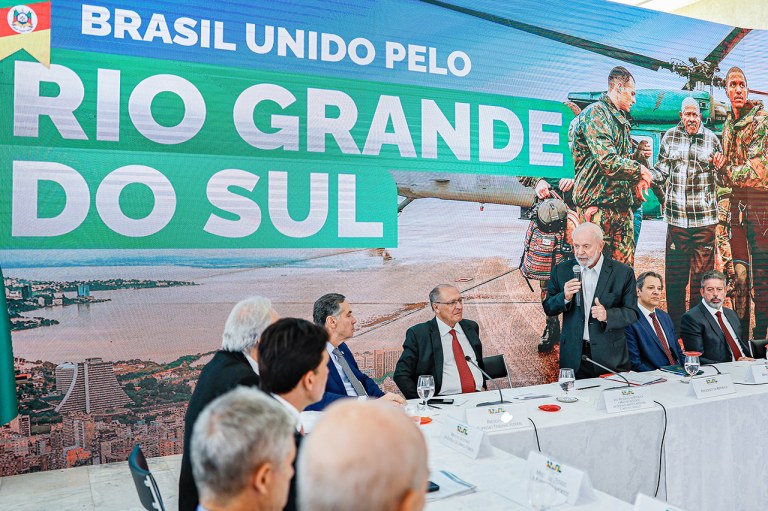 Lula ao microfone junto com outras lideranças
