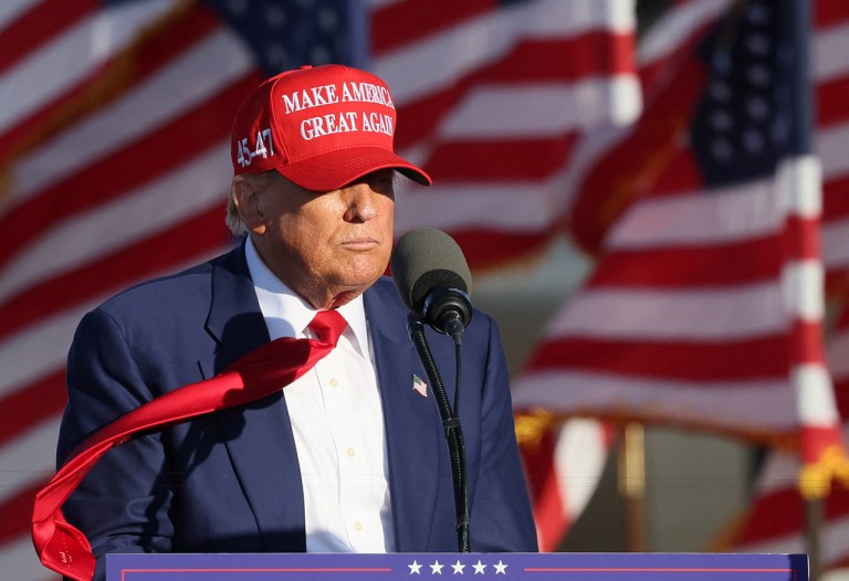 Ex-presidente Donald Trump em evento de campanha em Freeland, Michigan, EUA
