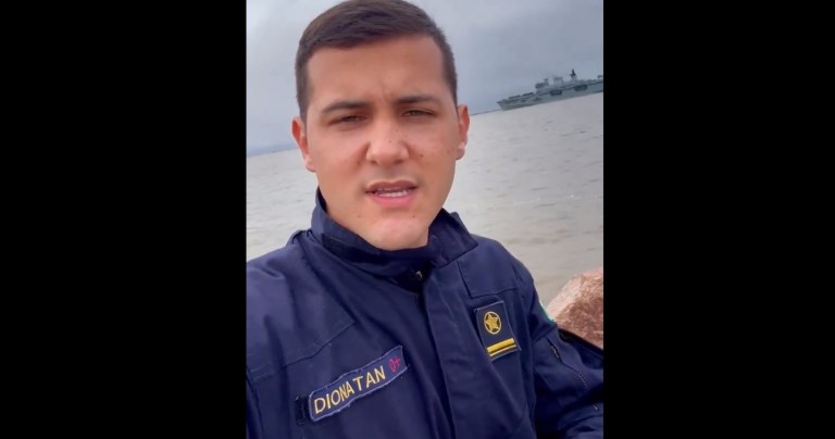 Membro da Marinha anunciando a chegada de um mega navio para ajudar a população do Rio Grande do Sul