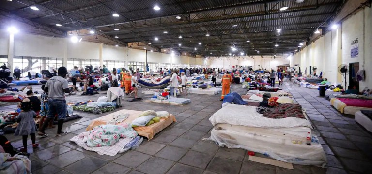 Abrigo em Porto Alegre para desalojados em consequência das enchentes