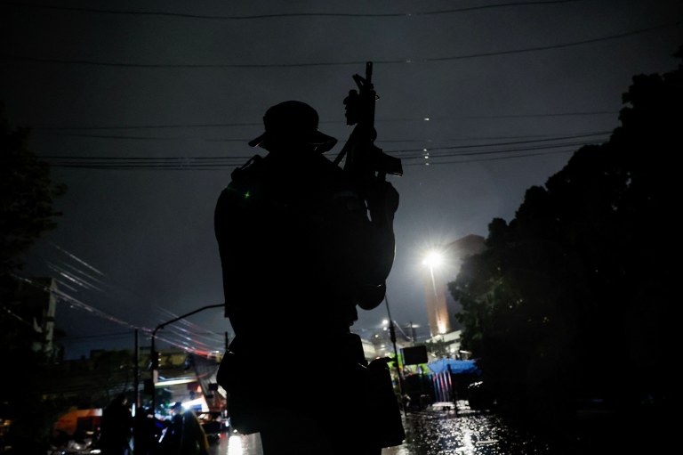 Policial segura arma durante patrulha noturna de barco em Porto Alegre, no Rio Grande do Sul
12/05/2024
REUTERS/Adriano Machado