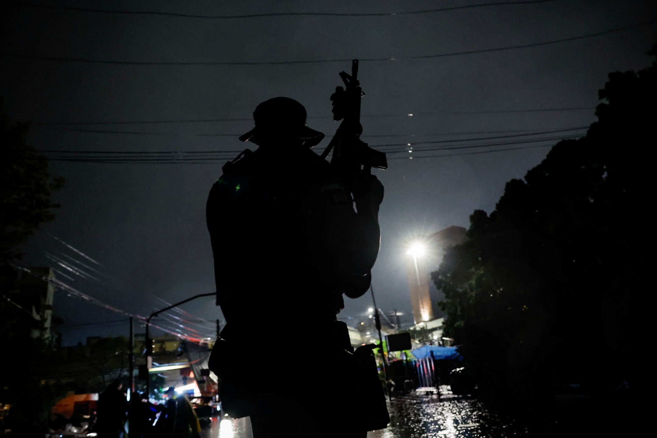 Policial segura arma durante patrulha noturna de barco em Porto Alegre, no Rio Grande do Sul
12/05/2024
REUTERS/Adriano Machado
