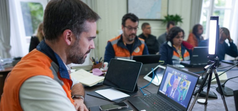 Eduardo Leite em videochamada com Lula