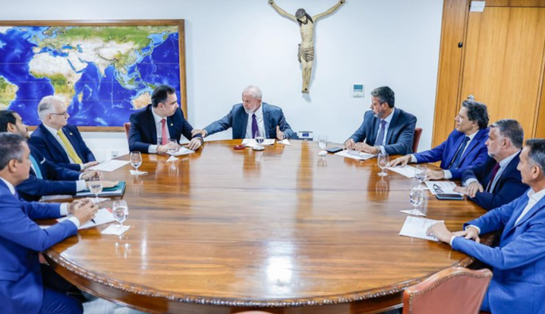 Presidente Lula durante reunião com o presidente do Senado, Rodrigo Pacheco, presidente da Câmara dos Deputados, Arthur Lira, e ministros, no Palácio do Planalto