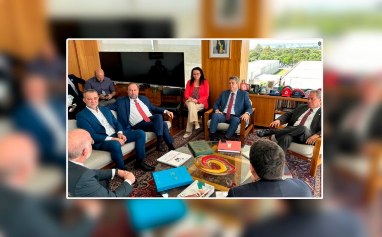 Reunião entre lideranças para discutir ajuda ao povo do Rio Grande do Sul