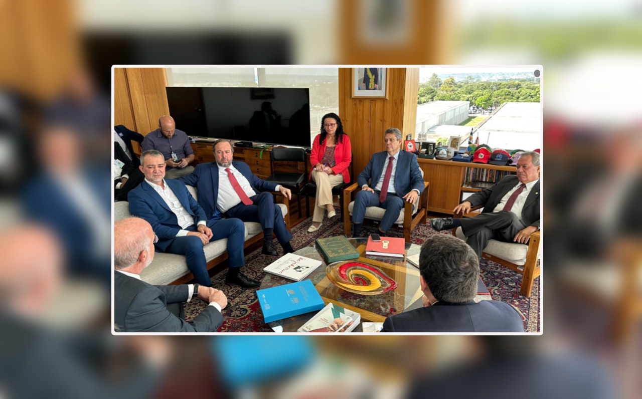Reunião entre lideranças para discutir ajuda ao povo do Rio Grande do Sul