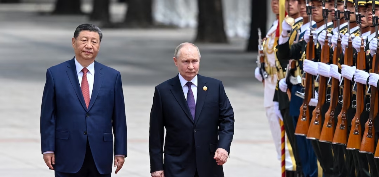 O Presidente da Rússia, Vladimir Putin, e o Presidente da China, Xi Jinping, participam de uma cerimônia oficial de boas-vindas em Pequim, China, em 16 de maio de 2024.
