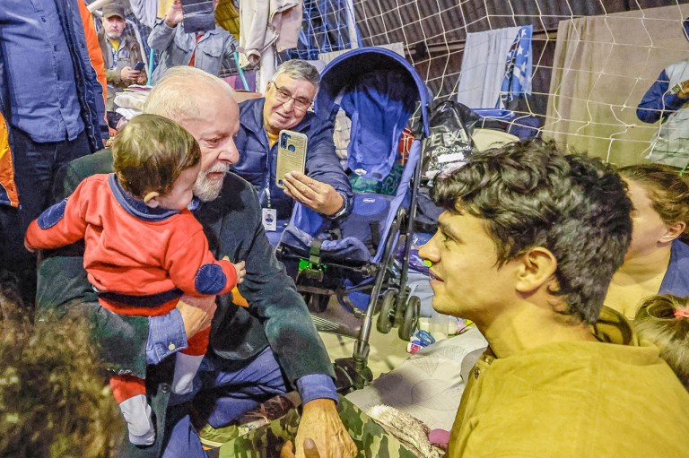 Lula visita abrigo em São Leopoldo (RS)