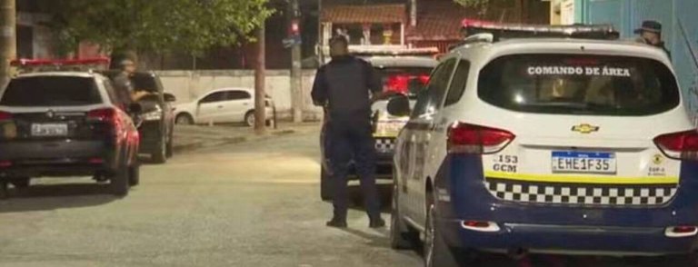 Policiais militares e agentes da GCM em rua onde os crimes aconteceram, na zona oeste de SP