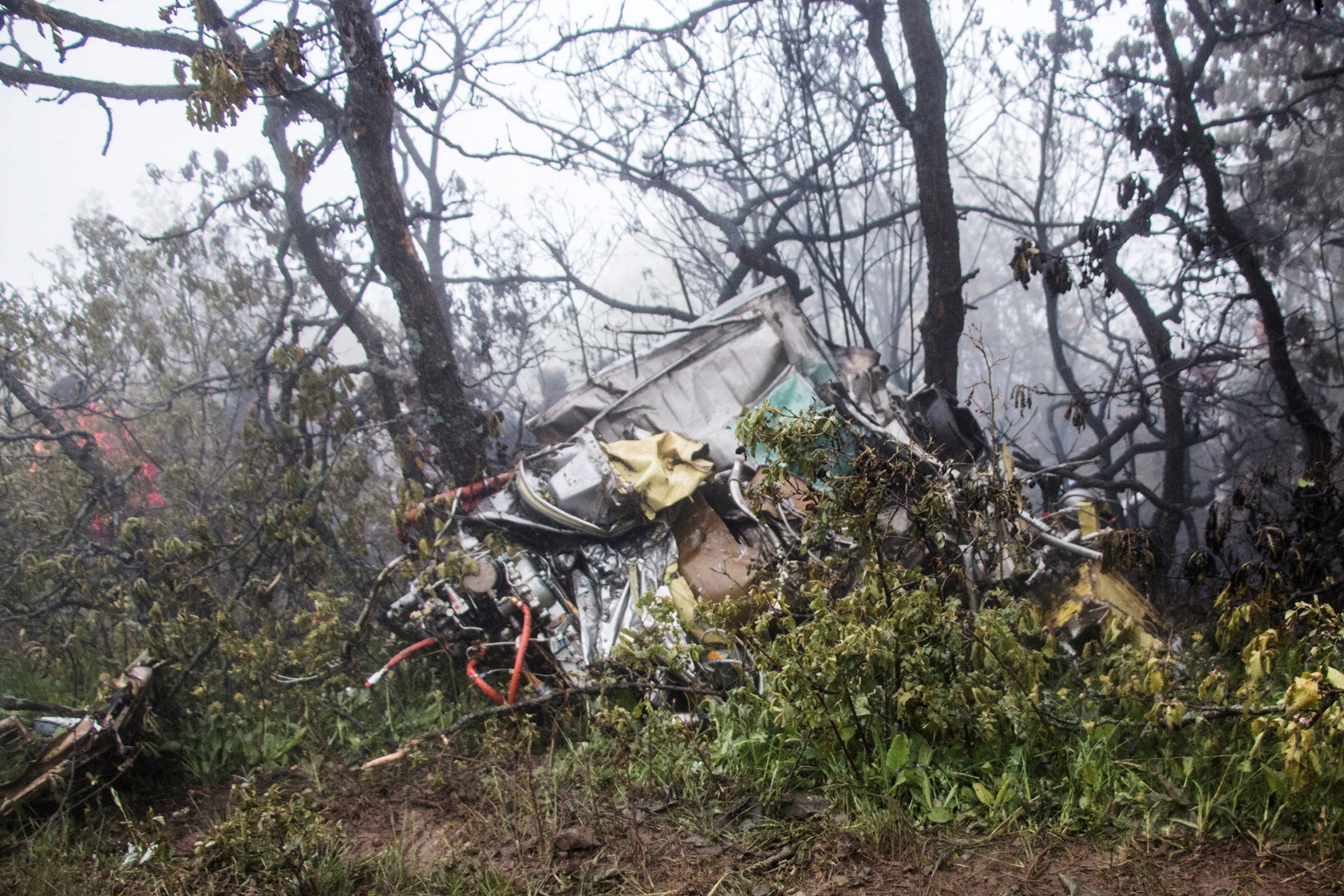 Destroços do helicóptero do presidente iraniano Ebrahim Raisi no local do acidente em uma montanha na área de Varzaghan, noroeste do Irã, 20 de maio de 2024